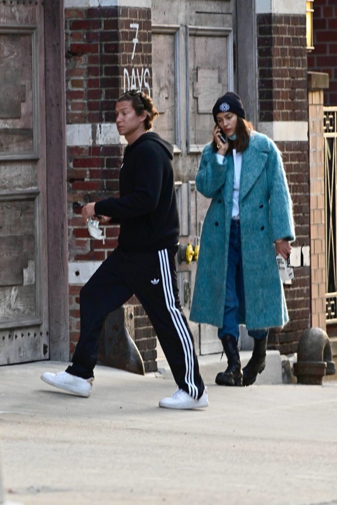 СПЕЦЦЕНА. ТРЕБУЕТСЯ ОДОБРЕНИЕ. SPECIAL PRICE APPLIES. APPROVAL REQUIRED PREMIUM EXCLUSIVE: Irina Shayk is Spotted During the Coronavirus Quarantine Keeping Close with Vito Schnabel in New York City