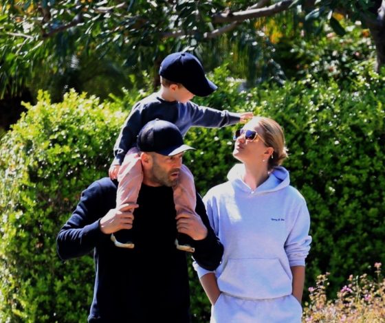 «Я оплакивала свою старую жизнь»: Роузи Хантингтон-Уайтли впервые рассказала о трудностях материнства