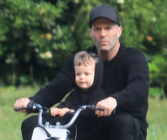Джейсон Стэтхем учит сына кататься на мотоцикле
