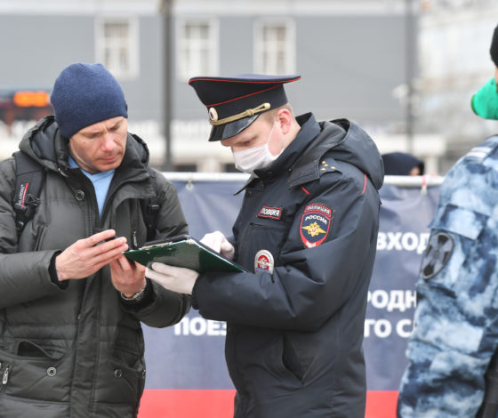 «Я со столькими людьми контактирую, что шанс подцепить корону — почти 100%»: сотрудник полиции рассказал о работе органов во время карантина