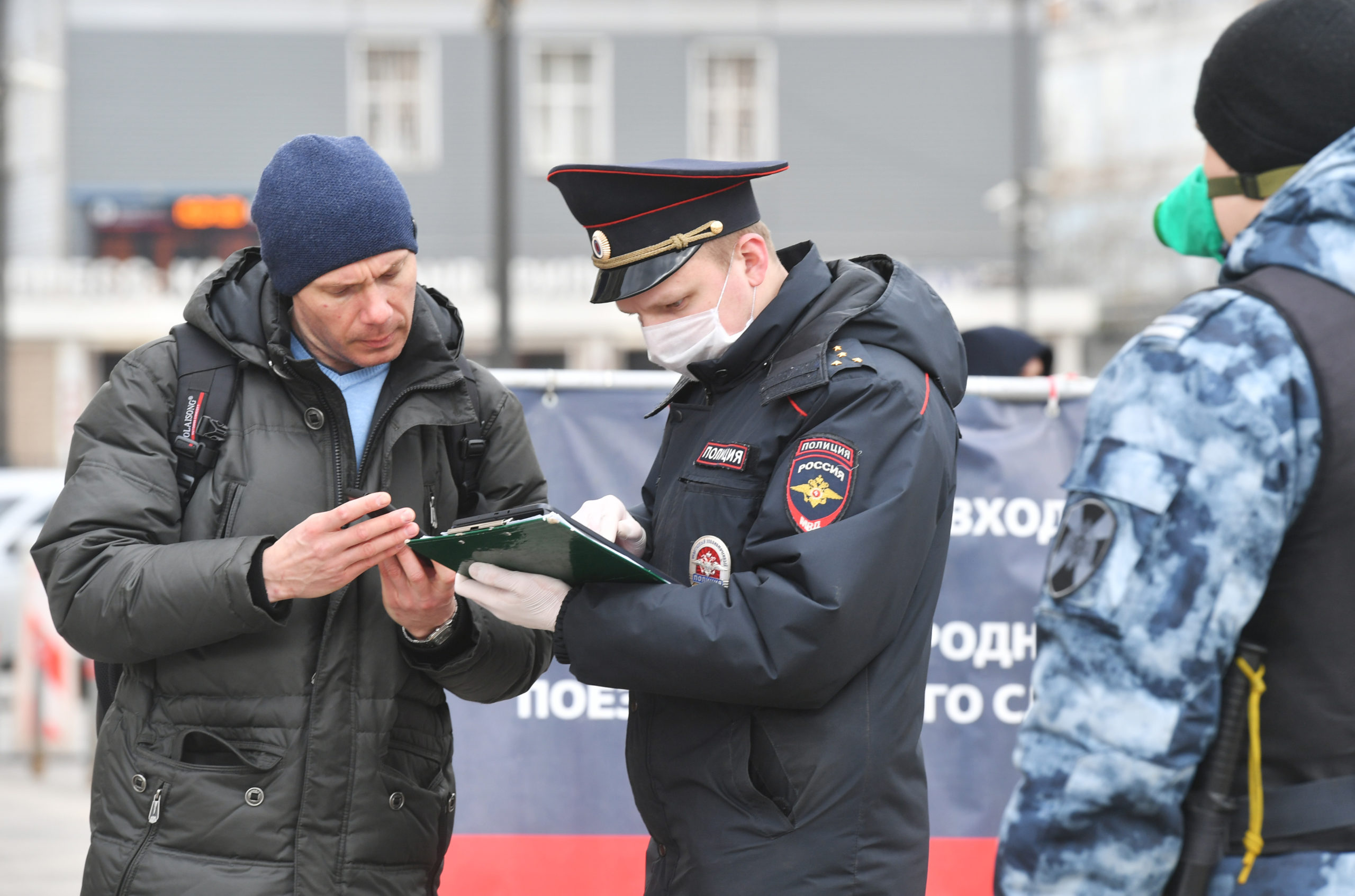 Полицейские проверяют телефоны. Полицейский проверяет документы. Проверка документов. Полиция в московским метро проверяет документы. Российский полицейский проверяет документы.