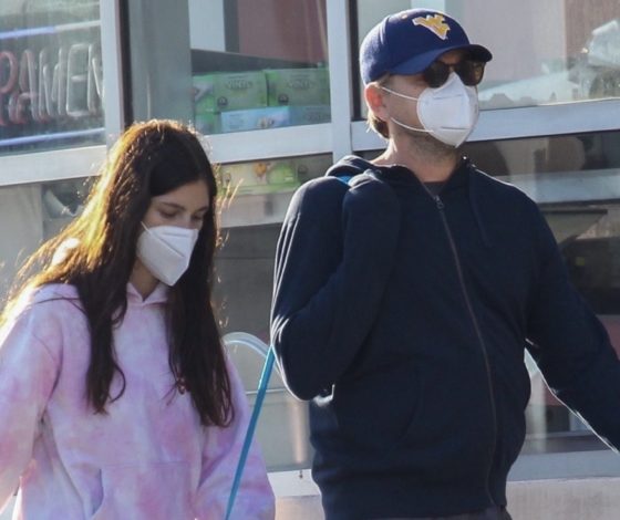 Выход дня: Леонардо ДиКаприо и Камила Морроне на прогулке с собакой в Лос-Анджелесе