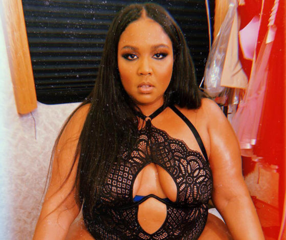 Топ фото звезд plus size почти без одежды