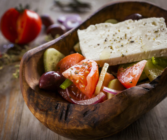 Ресторан Molon Lave запустили доставку: можно устроить греческий пир прямо на даче