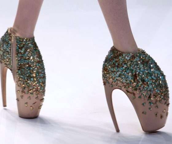 От сумки из волос до туфель из перьев: 10 странных (но дорогих) брендовых вещей