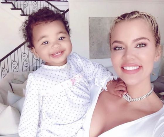 На стиле: дочь Хлои Кардашьян выбрала для полета худи Balmain