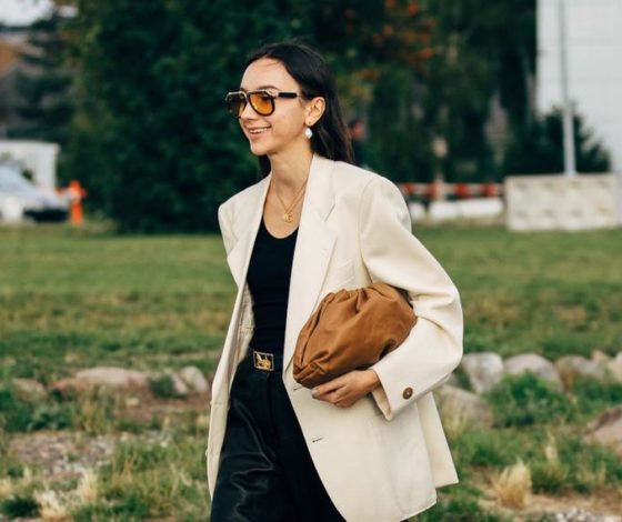 Животный принт и цветная кожа: как носить майки-алкоголички стильно в этом сезоне