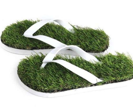 Вьетнамки из травы и прозрачные брюки: топ странных вещей в масс-маркетах