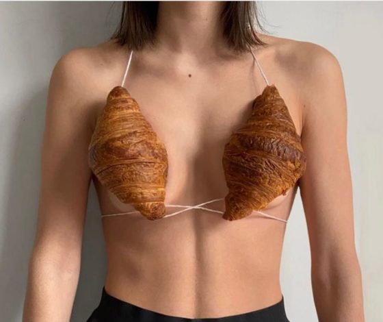Instagram дня: дизайнер создает бюстгальтеры из круассанов и салфеток