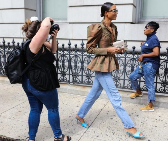 На примере звёзд стритстайла: как одеваться в мае