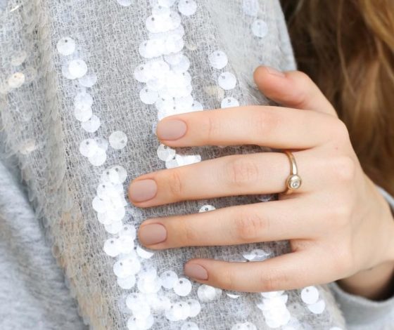 Лучший вариант для карантина: топ идей для маникюра в нюдовых оттенках