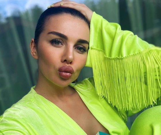 «Я видела столько несчастных худых женщин, что точно знаю – не в этом счастье»: Анна Седокова рассказала об  уходе за собой, эталонах красоты и сильной любви