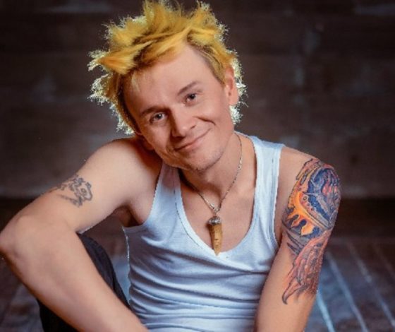 «Не каждый из знаменитостей отправился бы таксовать»: экс-солист группы «Отпетые мошенники» стал таксистом