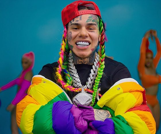 Рэпер 6ix9ine предстанет перед судом из-за обвинений в домашнем насилии