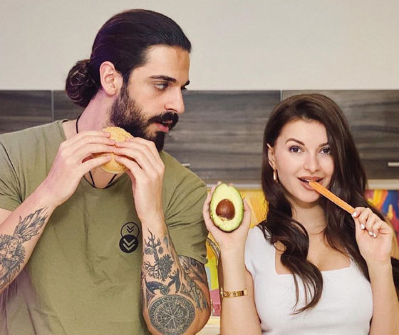 Эксклюзив PEOPLETALK TV. «Он не разрешает показывать соски»: блогеры Алена Венум и Дэрил Туфекчи о жизни на самоизоляции и запретах во время беременности