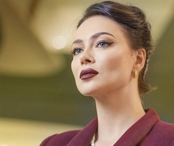 Настасья Самбурская в прозрачном платье, усыпанном кристаллами