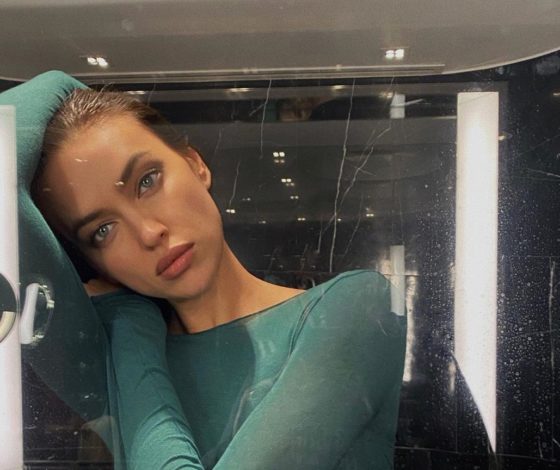 В коротком топе и джинсах: Ирина Шейк гуляет по Нью-Йорку