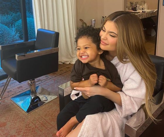 В Сети новый челлендж: Кайли Дженнер провела над дочерью эксперимент с конфетами, и теперь пользователи пробуют его на своих детях