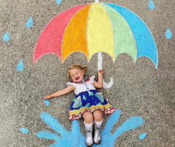 Карантинные развлечения: в Сети стала популярна мама, которая фотографирует детей на фоне своих картин на асфальте