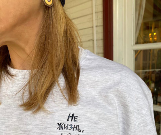 Лимитированная коллекция футболок: Алена Долецкая запустила благотворительный проект в поддержку врачей