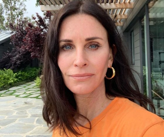 Как выглядит Кортни Кокс в бикини на снимках папарацци?