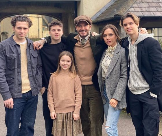 Красиво жить не запретишь: 12-летняя дочь Дэвида и Виктории Бекхэм вышла с сумкой за 300 тысяч рублей