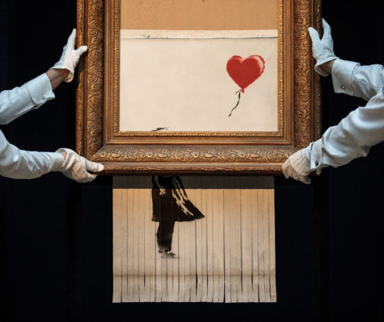 Художник Бэнкси подарил свою картину клинике в Великобритании