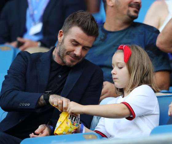 На те же грабли: Дэвида Бекхэма снова осудили за поцелуй в губы с дочерью