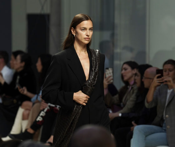 Ирина Шейк снялась для лукбука Burberry: вспоминаем ее лучшие рекламные кампании