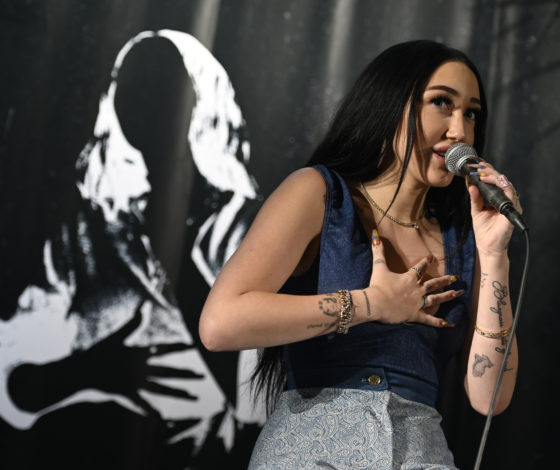 «Это совершенно невыносимо»: младшая сестра Майли Сайрус рассказала о жизни в тени звезды