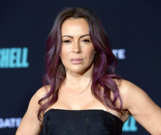 Звезда «Зачарованных» и мультимиллионер Алисса Милано подверглась  критики после того, как попросила у подписчиков 10 тысяч долларов