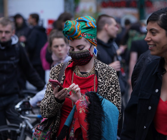 Дезинфекция воздуха фейерверками и лечение народными средствами: YouTube опубликовал список запрещенных тем о COVID-19