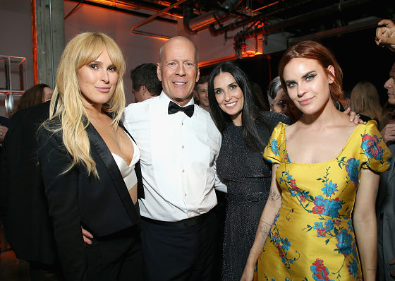 Видео дня: Деми Мур и Брюс Уиллис танцуют с дочками на карантине