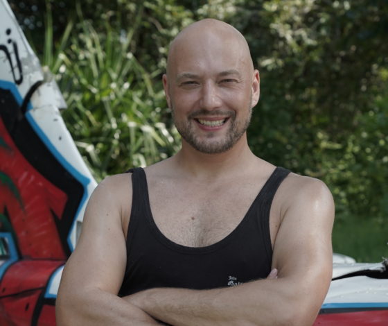 «Угадаешь новых героев Comment Out — получишь подарок»: Владимир Маркони о своем шоу, жизни без еды и воды на «Острове героев» и подлостях участников реалити в прямом эфире PEOPLETALK