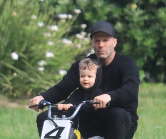 Образцовый отец: Джейсон Стэтхем катается с сыном на мотоцикле