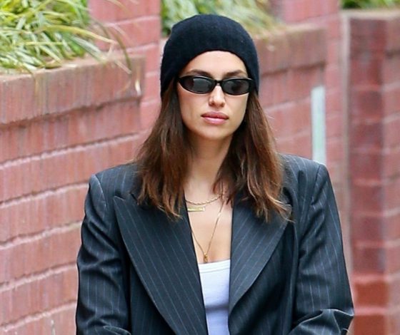 Стиль на карантине: выход Ирины Шейк в брючном костюме с дочкой