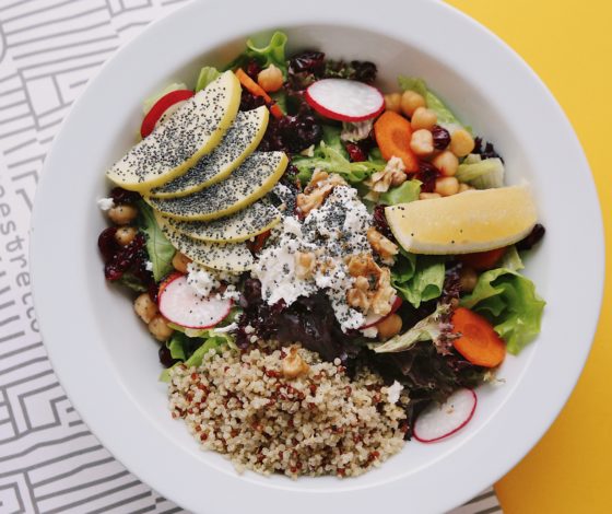 Готовим дома: рецепты летних салатов и закусок от московских шеф-поваров