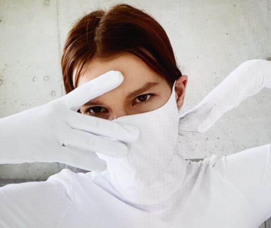 Одежда для карантина: Monosuit выпустили коллекцию комбинезонов со встроенными масками и перчатками