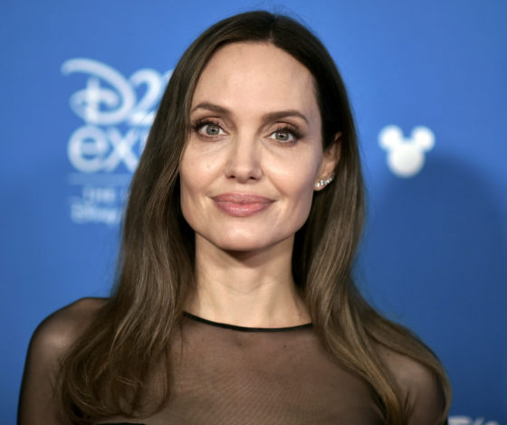 Мягкая посадка: Анджелина Джоли замечена с детьми в аэропорту