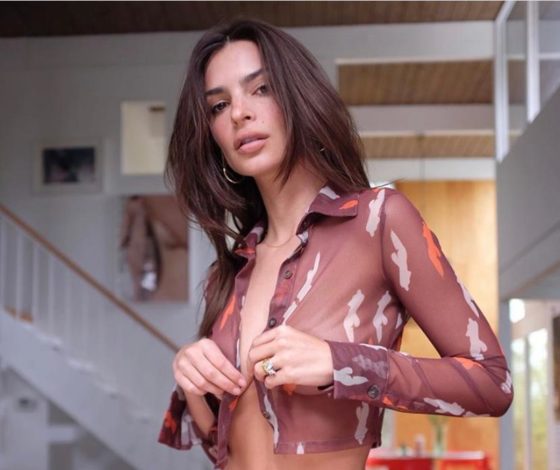 Прозрачные кроп-топы и купальники: Эмили Ратаковски выпустила коллекцию летней одежды