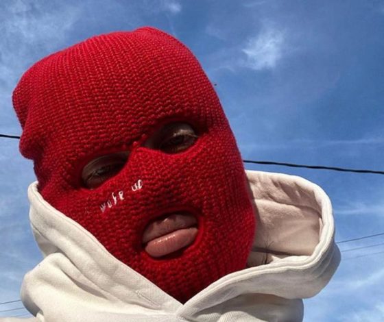 Билли Айлиш носит балаклаву модели из Санкт-Петербурга