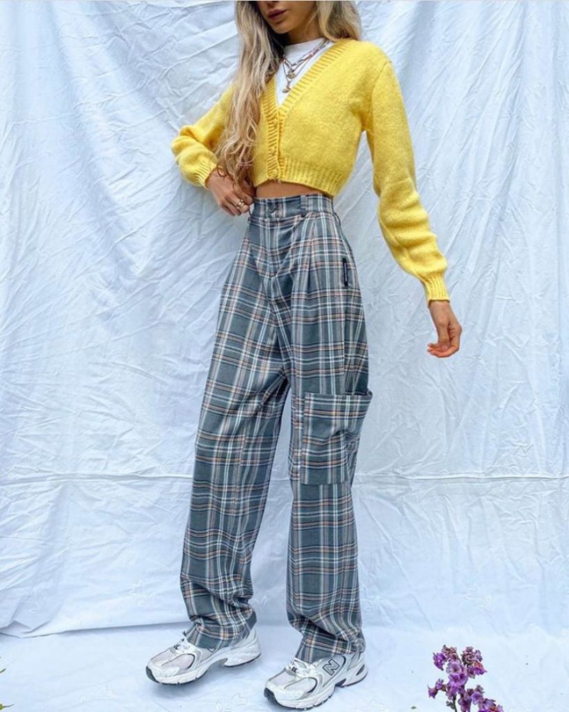 Или с брюками прямого кроя и кроссовками