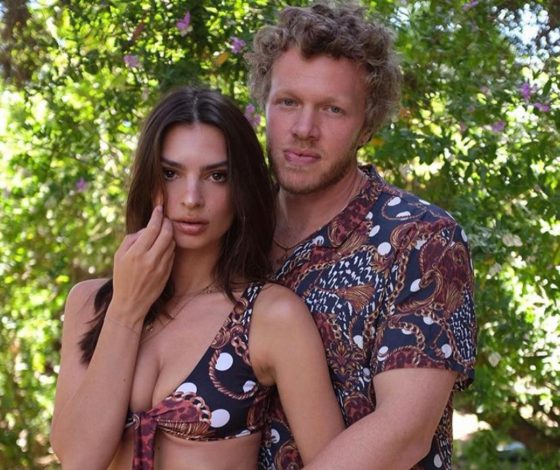 Эмили Ратаковски представила новую коллекцию одежды вместе с мужем: собрали лучшие парные выходы звёзд