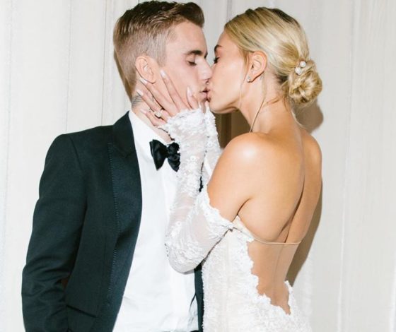 От Ким Кардашьян до Хейли Бибер: топ самых красивых свадебных платьев звёзд