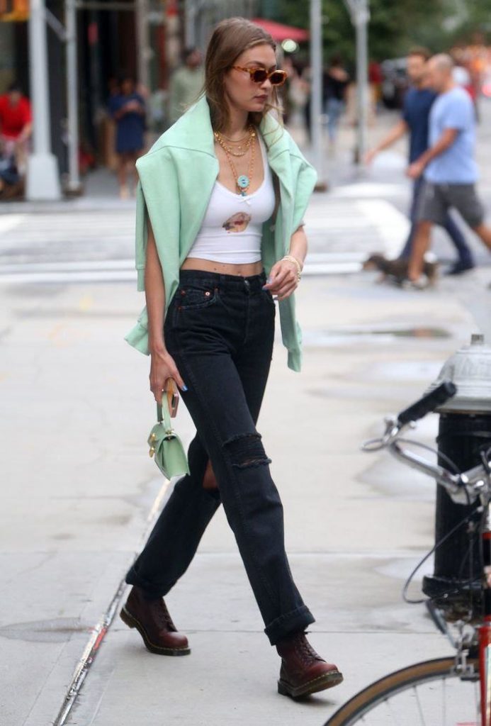 Образ для прогулки: брюки прямого кроя+базовый топ+грубые ботинки (не забудь накинуть сверху свитшот)