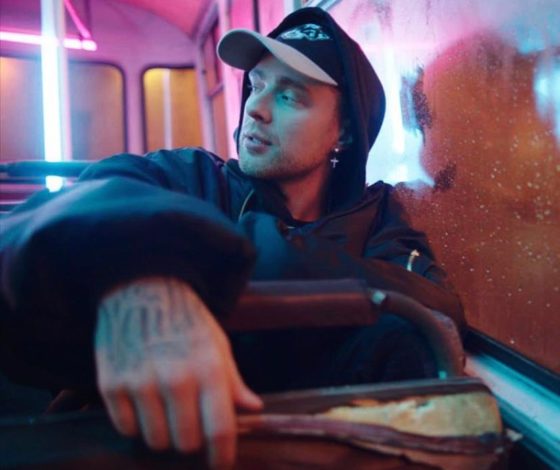 Массивные цепи, бомберы и балаклавы: вспоминаем, как менялся стиль Егора Крида