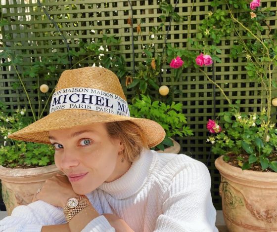 «Дорогие двоечники и троечники, пробил ваш час»: Наталья Водянова обратилась к выпускникам и призналась, что не окончила 11 классов