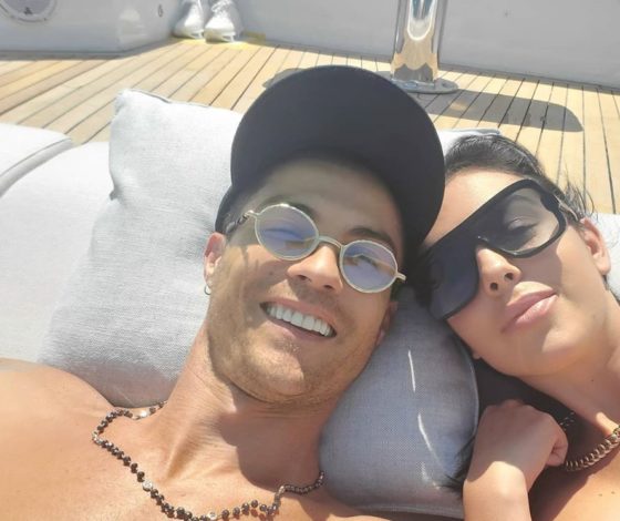 Криштиану Роналду отдыхает с Джорджиной Родригес в Италии: модель показала кольцо с огромным бриллиантом