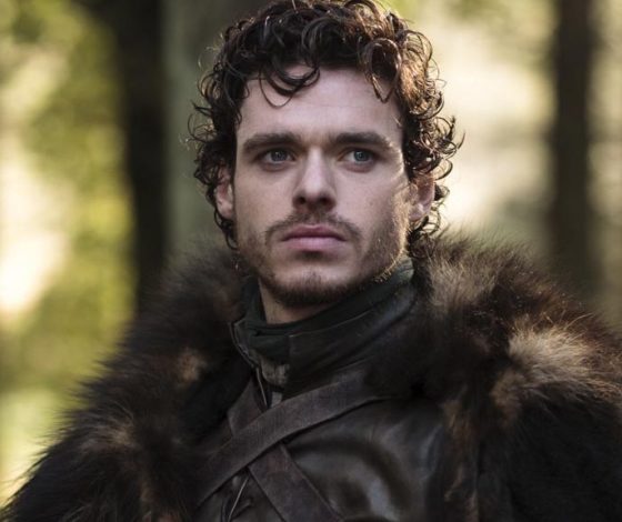 Обсуждают в Сети: звезда «Игры престолов» Ричард Мадден с бойфрендом на митинге