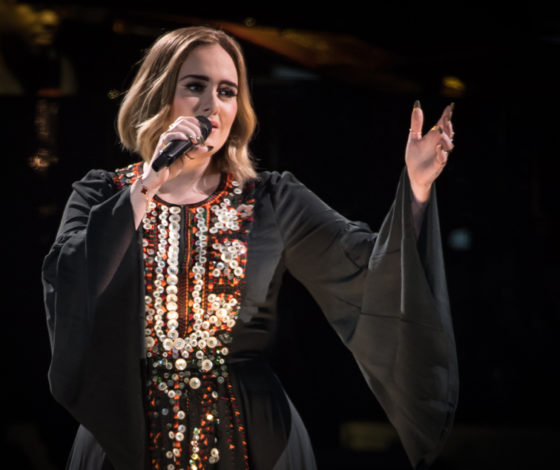 Похудела на 50 килограммов: Адель примерила старое платье